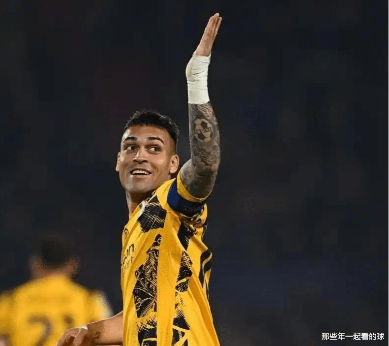 米兰双雄欧冠双双晋级！一队创记录二队碾拜仁，角落谁在沉默？